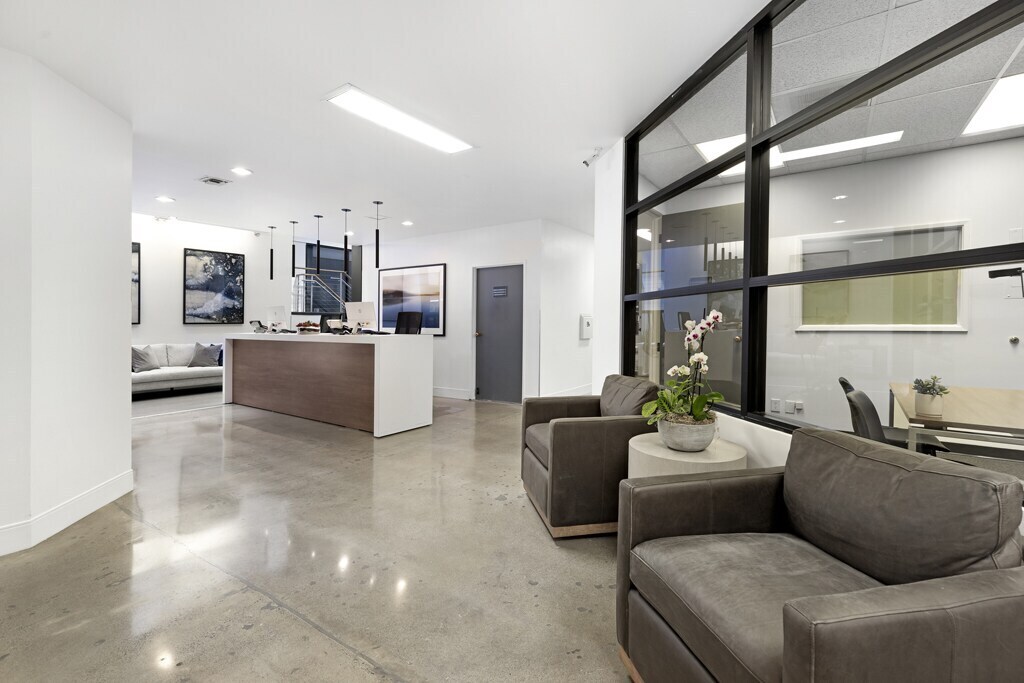 2102 Business Center Dr, Irvine, CA à louer Photo de l’immeuble– Image 1 sur 9
