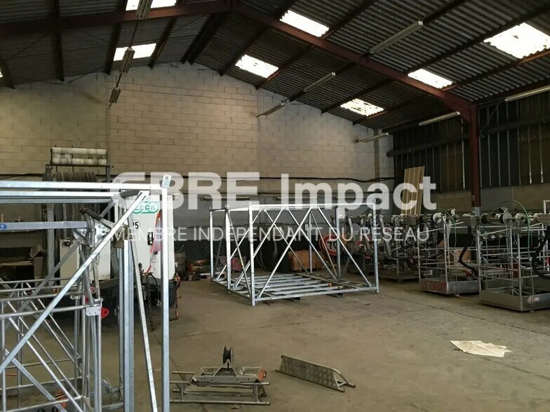 Local d’activités dans Pontfaverger-Moronvilliers à louer - Photo de l’immeuble – Image 2 sur 3