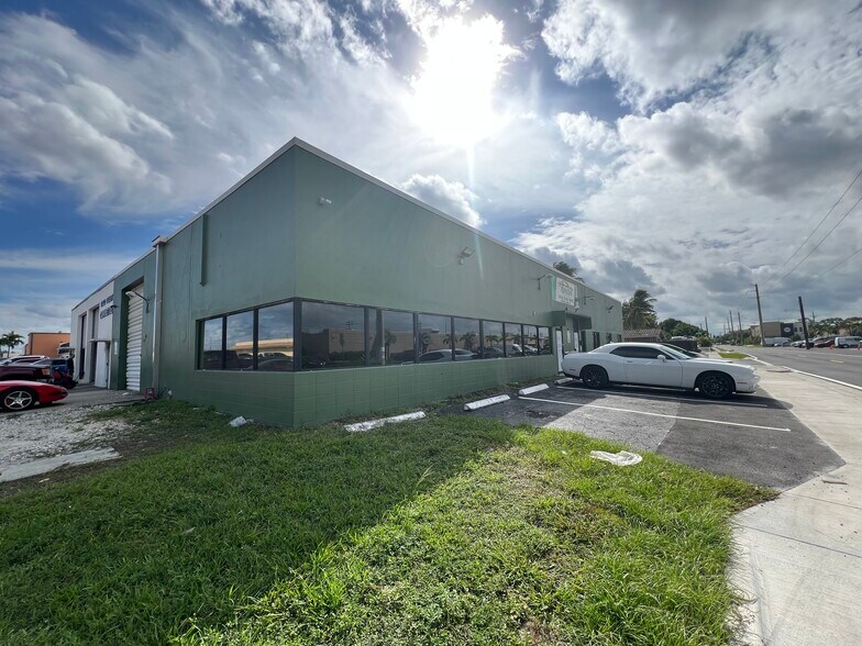 4020 NE 6th Ave, Oakland Park, FL à louer - Photo de l’immeuble – Image 3 sur 9