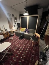 310 Meserole St, Brooklyn, NY à louer Photo intérieure– Image 1 sur 2