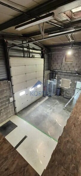 Local d'activités dans Péronnas à vendre - Photo de l’immeuble – Image 3 sur 7