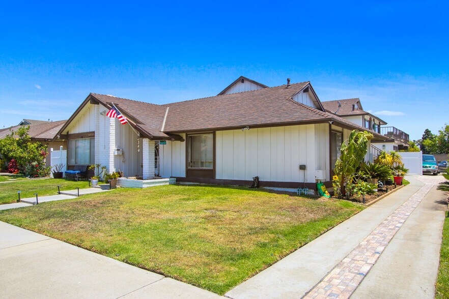 18702 Demion Ln, Huntington Beach, CA à vendre - Photo de l’immeuble – Image 2 sur 23