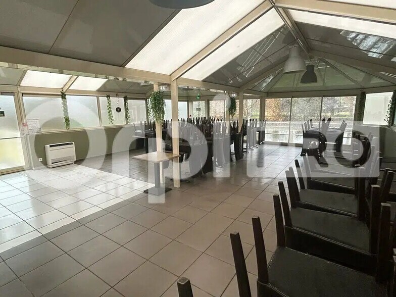 Local commercial dans Ollainville à vendre - Photo de l’immeuble – Image 1 sur 6