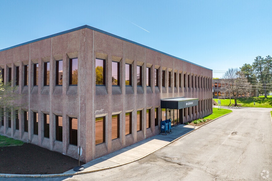 100 Elwood Davis Rd, Syracuse, NY à louer - Photo de l’immeuble – Image 2 sur 5