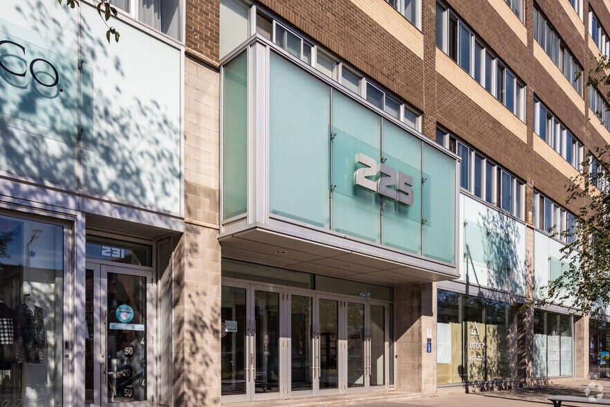 225 Rue Chabanel O, Montréal, QC à louer - Photo de l’immeuble – Image 2 sur 25
