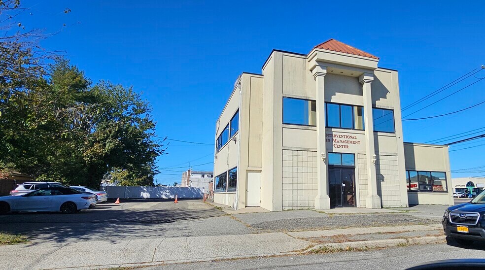 2410 Hempstead Tpke, East Meadow, NY à louer - Photo de l’immeuble – Image 2 sur 9