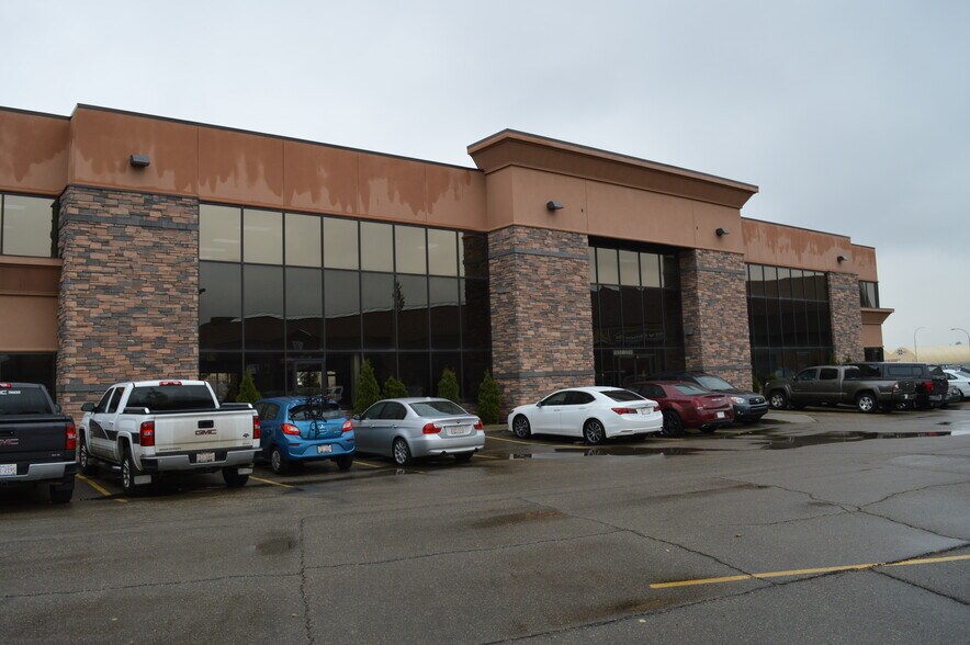 7657 50th St NW, Edmonton, AB à louer - Photo de l’immeuble – Image 1 sur 8