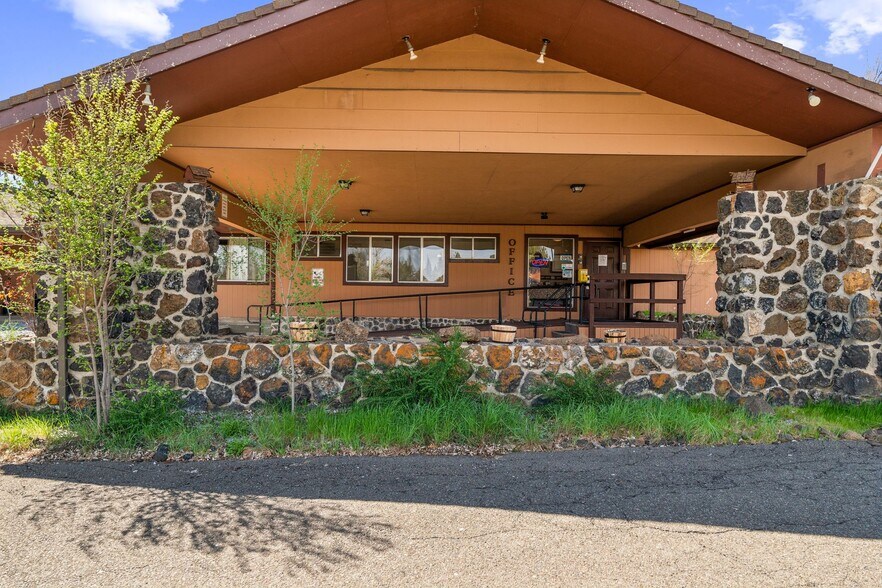 43021 Bridge St, Fall River Mills, CA à vendre - Photo de l’immeuble – Image 2 sur 19