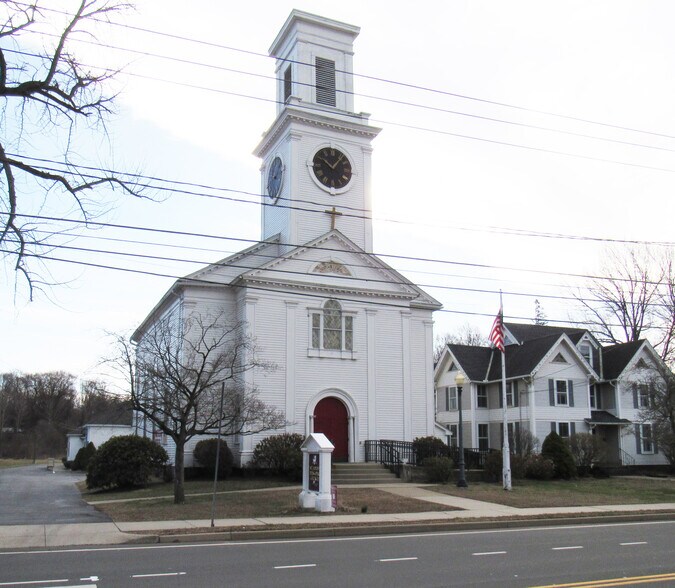92 Main St, East Windsor, CT à vendre - Photo de l’immeuble – Image 1 sur 8