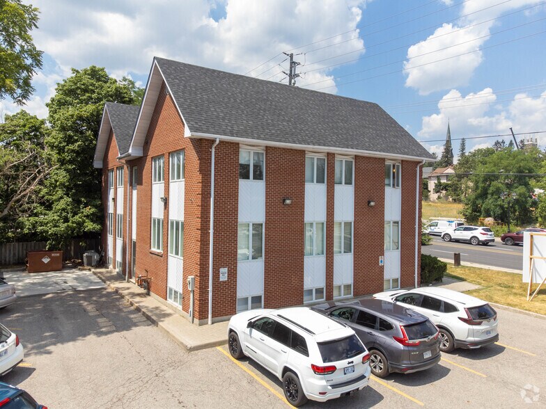 27 Major Mackenzie Dr E, Richmond Hill, ON à vendre - Photo principale – Image 1 sur 1
