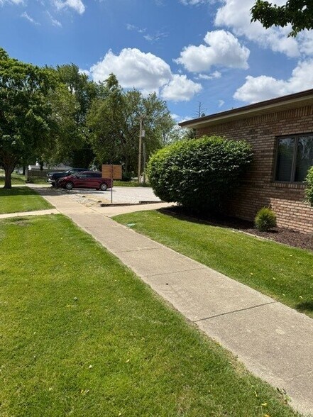 426 E Champaign Ave, Rantoul, IL à louer - Photo de l’immeuble – Image 1 sur 3