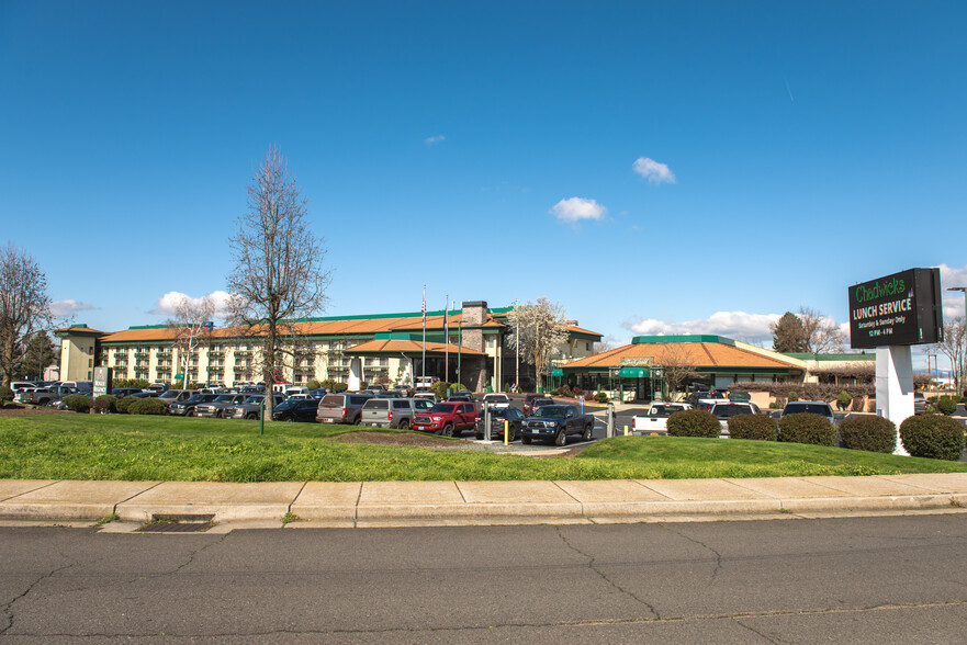 2300 Biddle Rd, Medford, OR à vendre - Photo principale – Image 1 sur 8