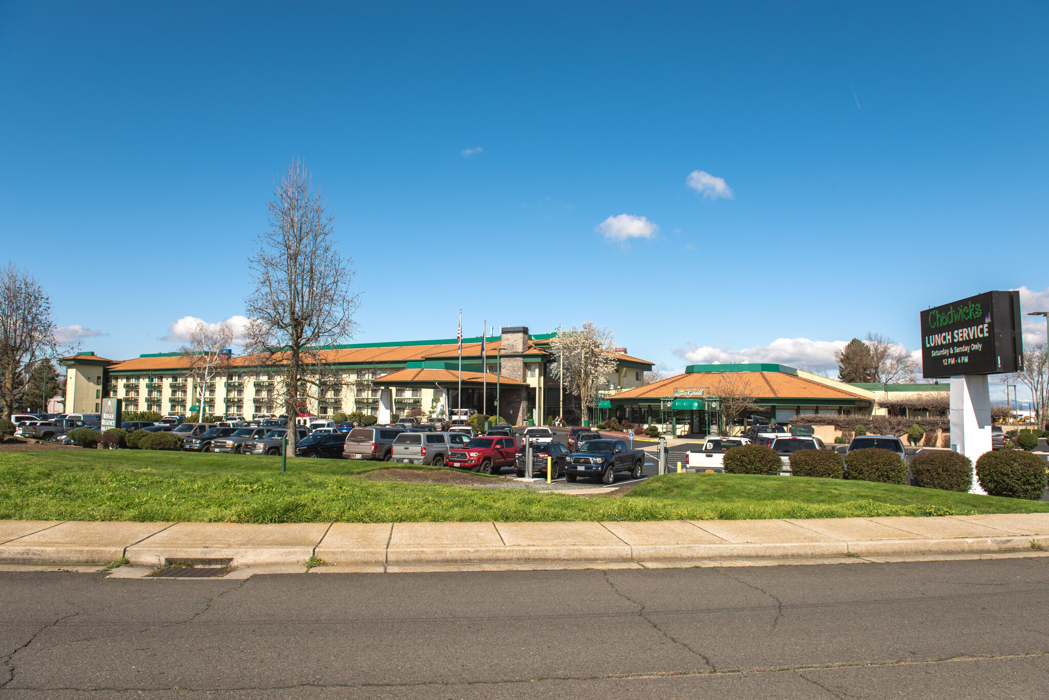 2300 Biddle Rd, Medford, OR à vendre Photo principale– Image 1 sur 9