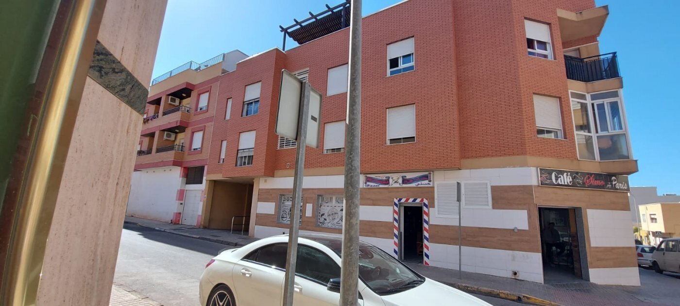 Local commercial dans El Ejido, Almería à vendre Photo de l’immeuble– Image 1 sur 13