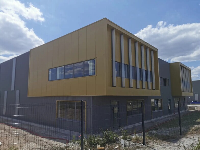 Local d’activités dans Reims à louer - Photo de l’immeuble – Image 2 sur 25