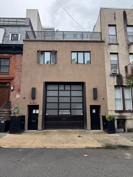 5-28 51st Ave, Long Island City, NY à vendre - Photo de l’immeuble – Image 3 sur 9