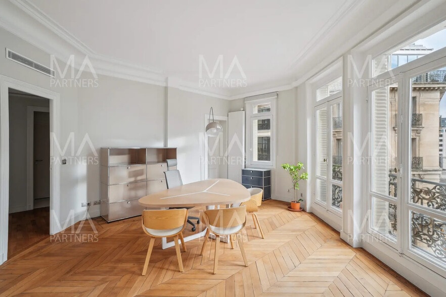 14 Rue Clément Marot, Paris à vendre - Photo de l’immeuble – Image 2 sur 11