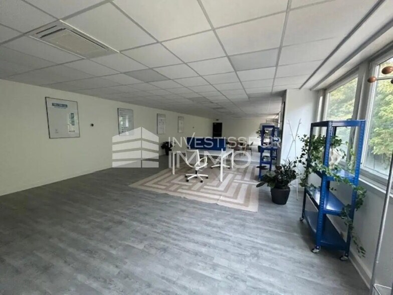 Local d’activités dans Aulnay-sous-Bois à louer - Photo de l’immeuble – Image 2 sur 7