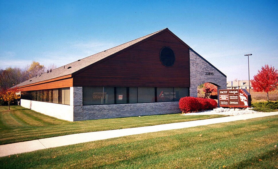 23895 Novi Rd, Novi, MI à vendre - Photo de l’immeuble – Image 3 sur 6