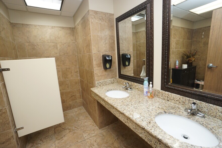 12900 Haggerty Rd, Van Buren Township, MI à louer - Photo intérieure – Image 2 sur 5
