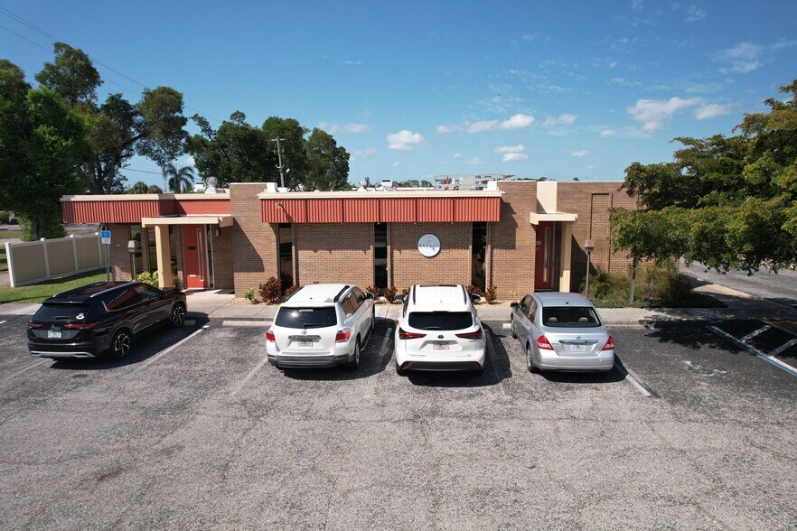 3900 Broadway, Fort Myers, FL à vendre - Photo de l’immeuble – Image 3 sur 54
