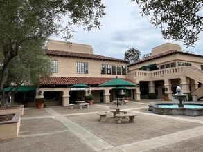 16236 San Dieguito Rd, Rancho Santa Fe, CA à louer Photo de l’immeuble– Image 2 sur 11