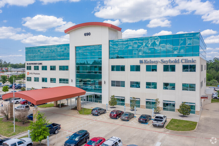 690 S Loop 336, Conroe, TX à louer - Photo de l’immeuble – Image 3 sur 3