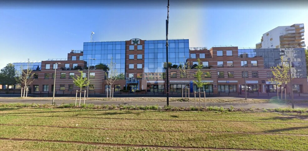 Bureau dans Évry-Courcouronnes à louer - Photo de l’immeuble – Image 1 sur 11