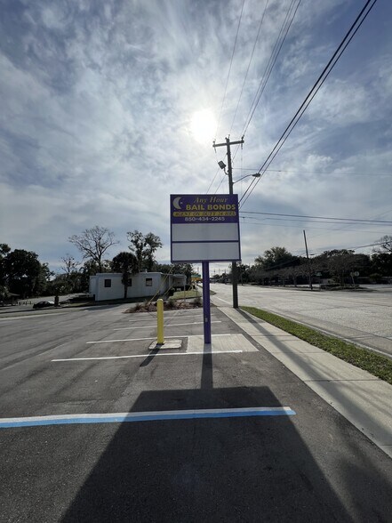 2070 N Palafox St, Pensacola, FL à louer - Photo de l’immeuble – Image 3 sur 11