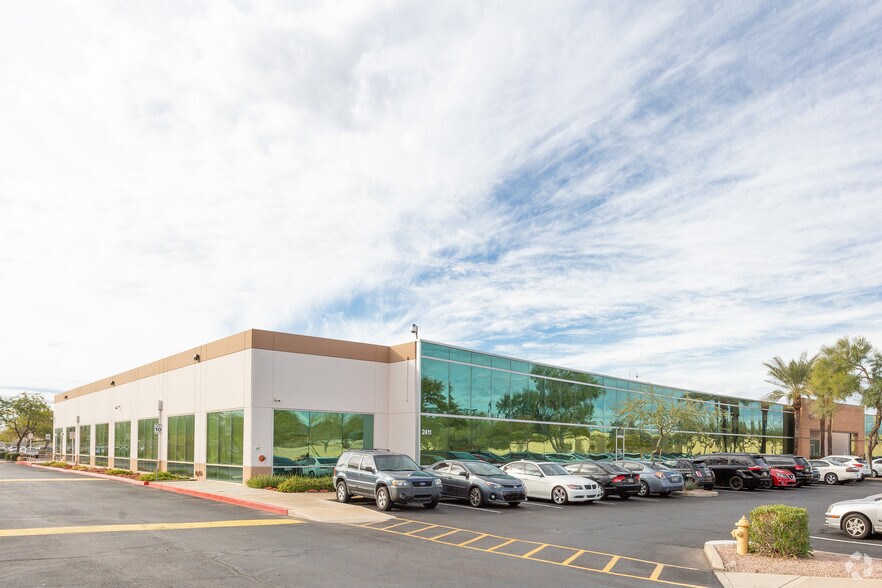 2411 W Rose Garden Ln, Phoenix, AZ à louer - Photo de l’immeuble – Image 2 sur 6