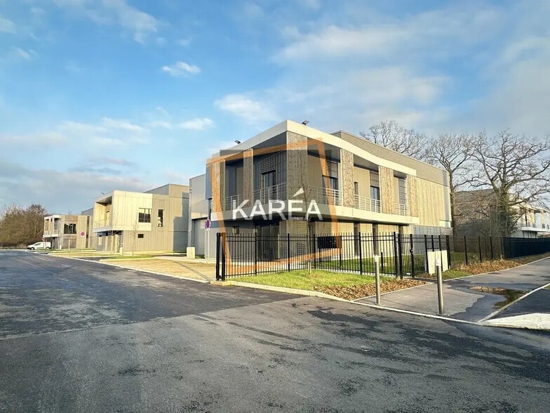 Local d’activités dans Chanteloup-en-Brie à louer - Photo de l’immeuble – Image 1 sur 7
