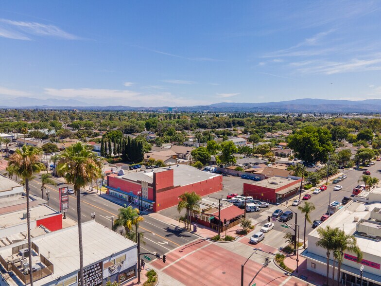 111-117 E St Andrew Pl, Santa Ana, CA à vendre - Photo de l’immeuble – Image 1 sur 1