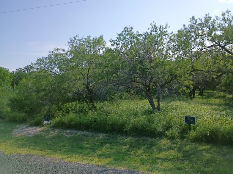 108 Swinney Switch Dr, Mathis, TX à vendre - Photo de l’immeuble – Image 2 sur 7