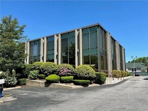 1515 Smith St, North Providence, RI à louer Photo de l’immeuble– Image 1 sur 8