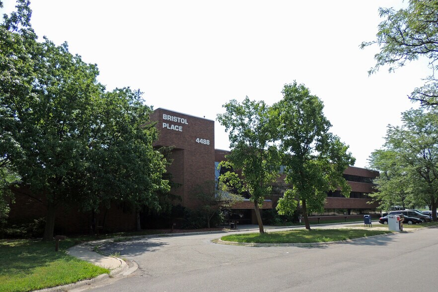 4488 W Bristol Rd, Flint, MI à louer - Photo principale – Image 1 sur 20