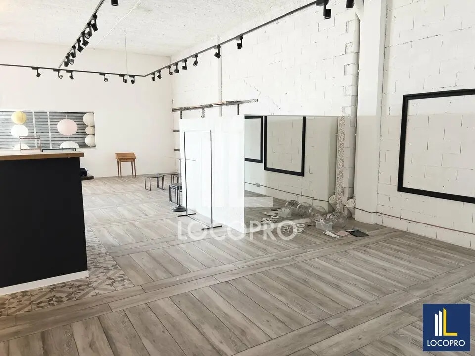 Local commercial dans Vitrolles à louer Photo de l’immeuble– Image 1 sur 6