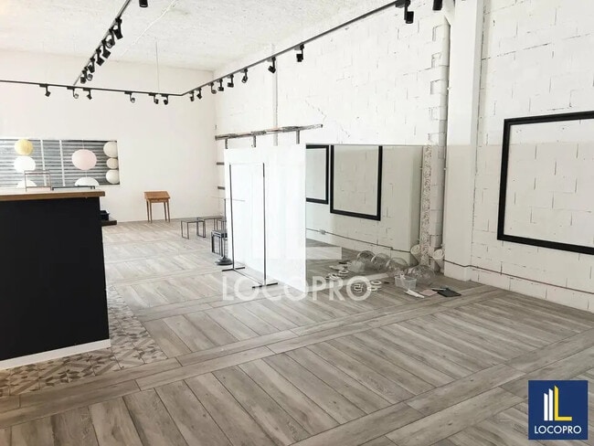 Plus de détails pour Local commercial à louer