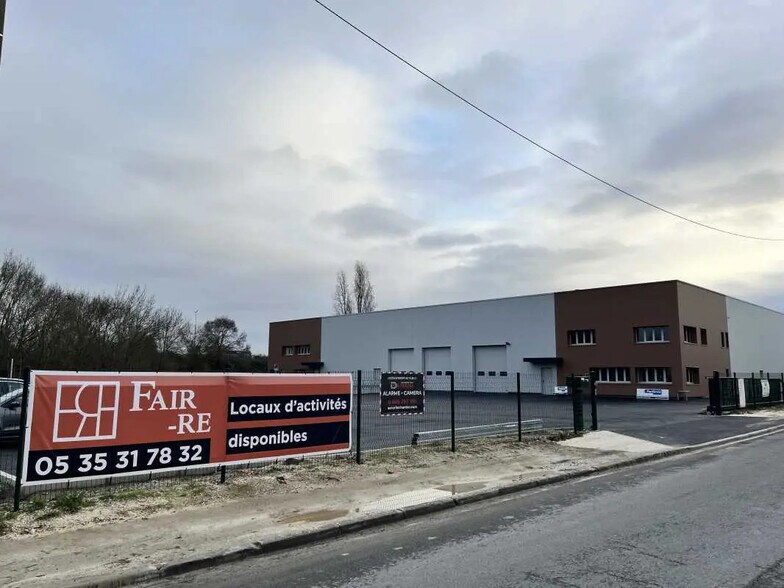 Local d’activités dans Carbon-Blanc à louer - Photo de l’immeuble – Image 1 sur 3