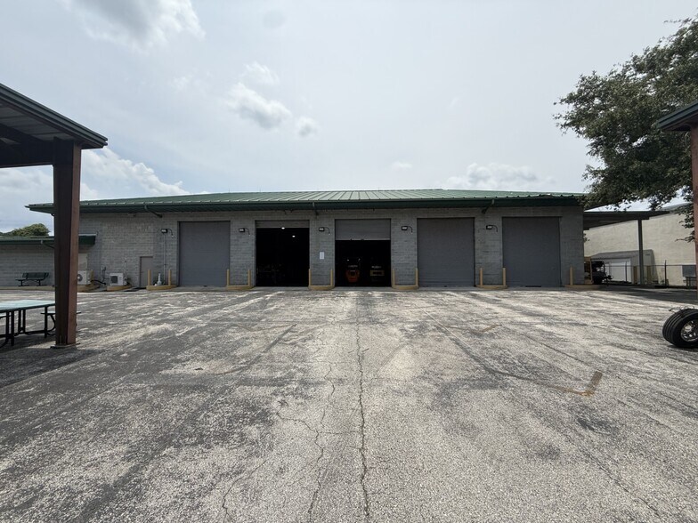 2395 Saint Johns Bluff Rd S, Jacksonville, FL à vendre - Photo de l’immeuble – Image 2 sur 13