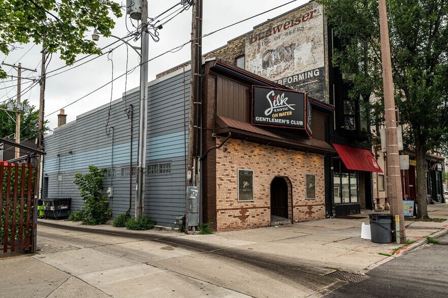 144 E Juneau Ave, Milwaukee, WI à vendre - Photo de l’immeuble – Image 3 sur 10