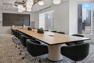 425 S Financial Pl, Chicago, IL à louer Photo de l’immeuble– Image 1 sur 9