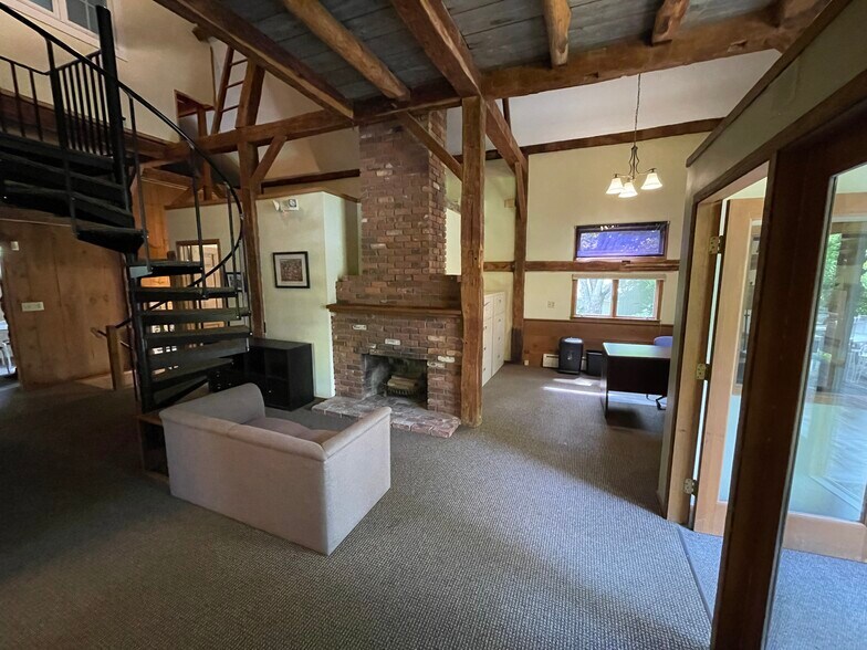 167 Baxter Rd, Storrs Mansfield, CT à vendre - Photo de l’immeuble – Image 2 sur 24