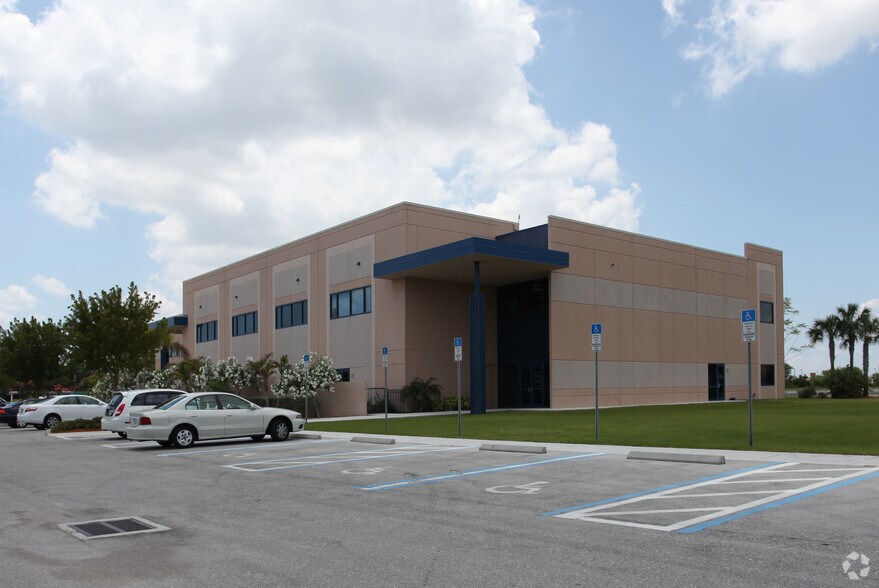 4371 Veronica S Shoemaker Blvd, Fort Myers, FL à vendre - Photo de l’immeuble – Image 2 sur 4