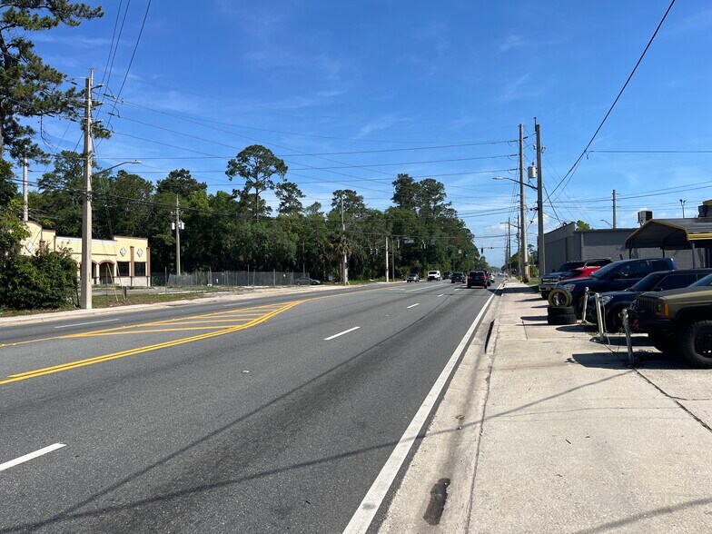 1343 Lane Ave S, Jacksonville, FL à vendre - Photo de l’immeuble – Image 2 sur 56