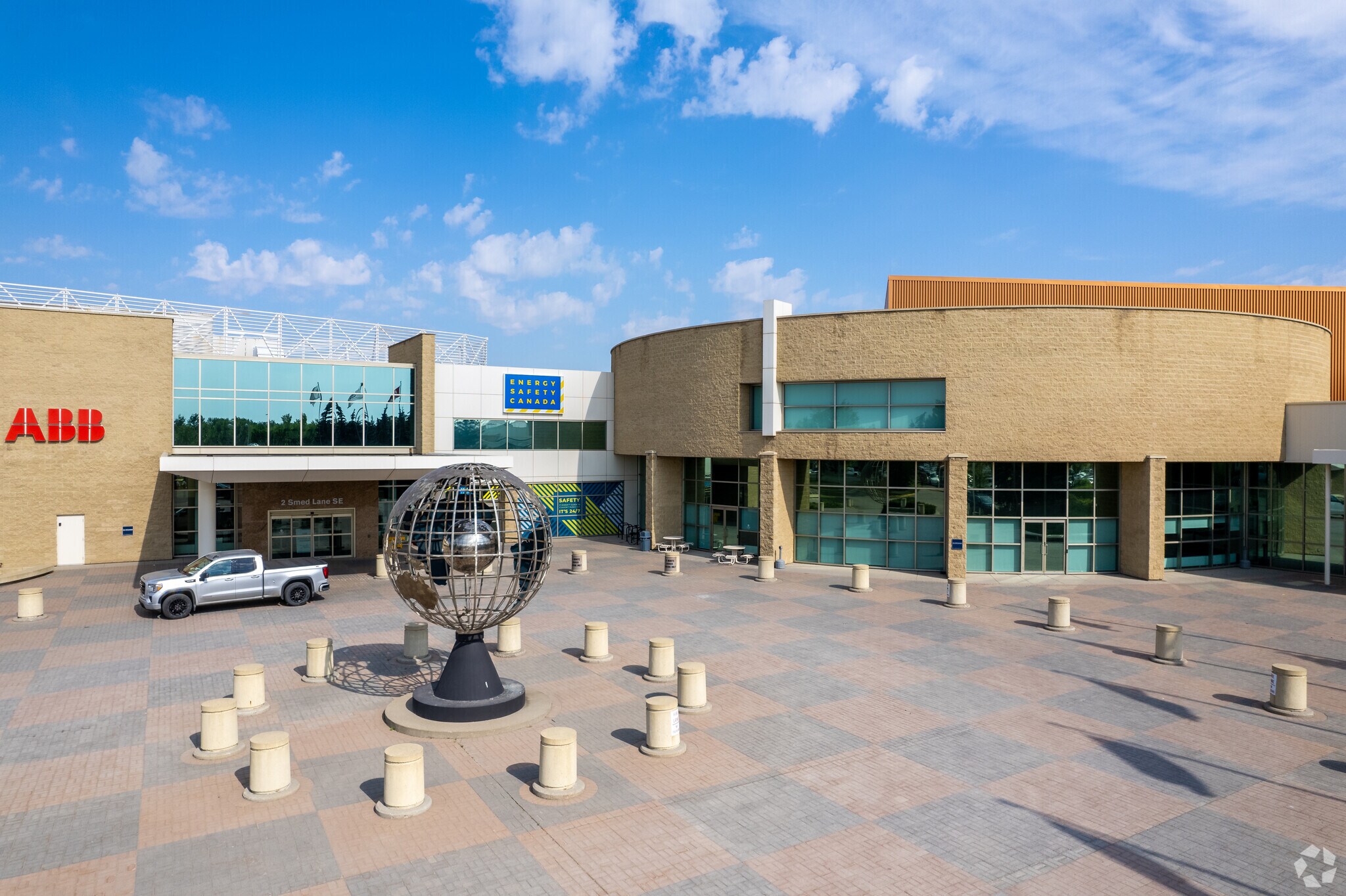 2-10 Smed Ln SE, Calgary, AB à louer Photo principale– Image 1 sur 40