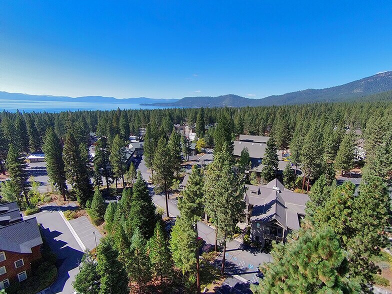 926 Incline Way, Incline Village, NV à louer - Photo de l’immeuble – Image 2 sur 9