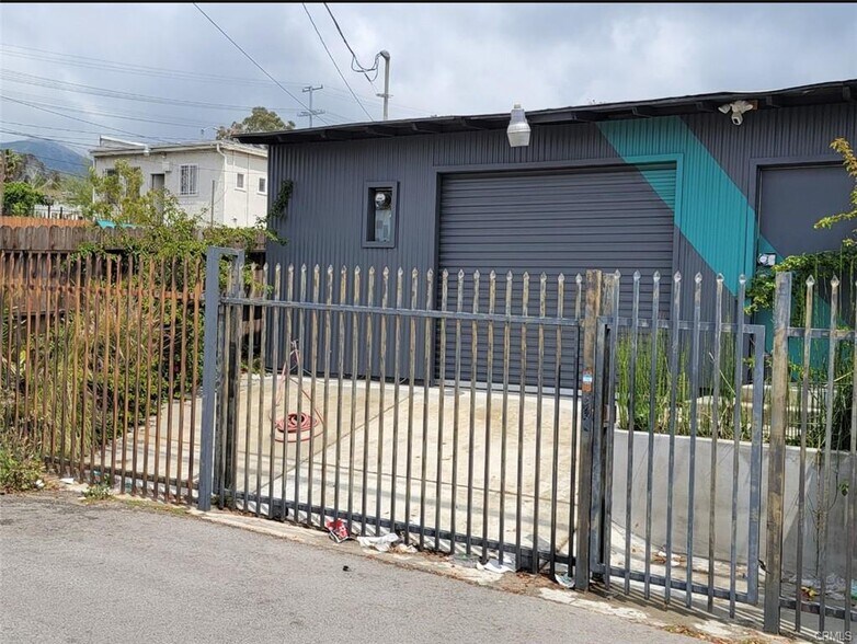 9939 Commerce Ave, Tujunga, CA à louer - Photo de l’immeuble – Image 3 sur 12