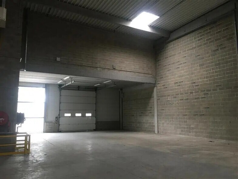 Local d’activités dans Élancourt à louer - Photo de l’immeuble – Image 3 sur 6