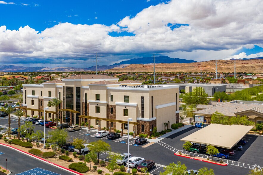 8352 W Warm Springs Rd, Las Vegas, NV à louer - Photo de l’immeuble – Image 2 sur 4