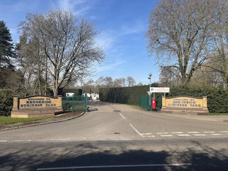 Swynnerton Rd, Stone à louer - Photo de l’immeuble – Image 3 sur 18